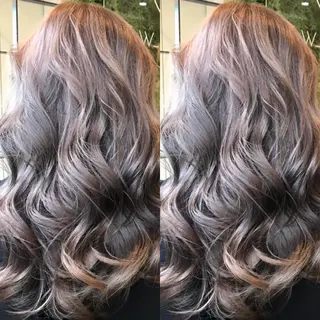 ロング カラー Hanna by W_SALONのヘアスタイル