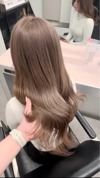 ロング 🩷Yui🩷 大人可愛い艶カラーのヘアスタイル