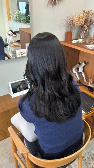 カラー 🌷花屋併設🌷 岡本明日実のヘアスタイル