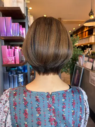 ショート カラー simon🩷半田 カットブリーチモデルのヘアスタイル