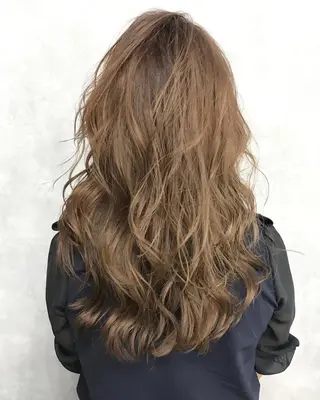 セミロング カラー TOMOYAレイヤー ブリーチ縮毛矯正のヘアスタイル