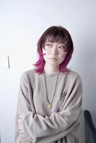 ミディアム カラー パーマ ヘアアレンジ アイブロウ 推し活専用 【派手髪】飯野ゆかりのヘアスタイル