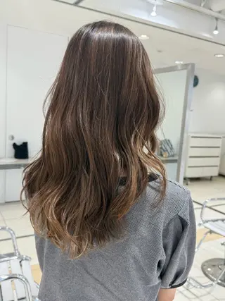セミロング カラー 岩渕 愛のヘアスタイル
