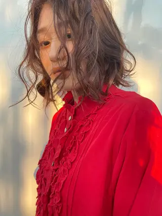 セミロング カラー tomo🍒パーマ ハイトーン似合わせのヘアスタイル