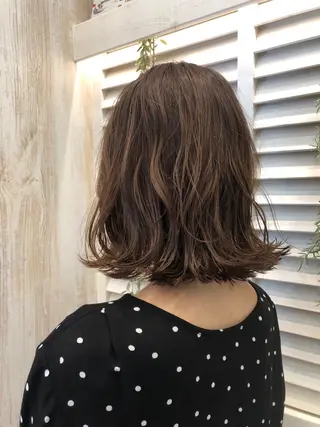 ミディアム カラー パーマ NicoRE. 大人女子×髪質改善のヘアスタイル