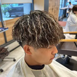 ショート カラー パーマ メンズ メンズ特化　パーマ メッシュハイライトのヘアスタイル
