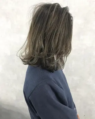 ミディアム カラー TOMOYAレイヤー ブリーチ縮毛矯正のヘアスタイル