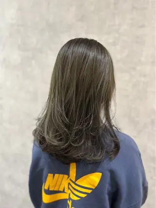カラー 萩原 彩音のヘアスタイル