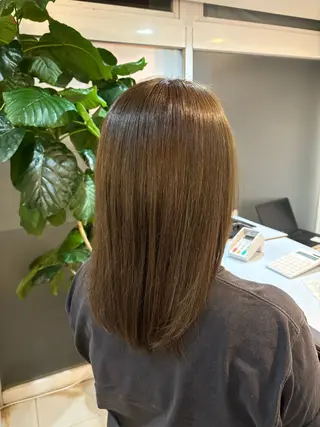 セミロング カラー 伊藤 杏奈のヘアスタイル