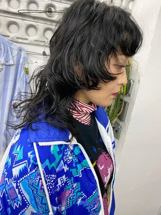 セミロング パーマ qiie/ワンカラー インナーカラーのヘアスタイル