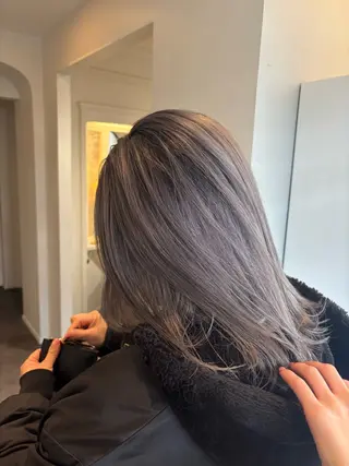 ミディアム カラー 栗林 茉那のヘアスタイル