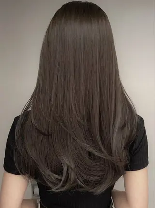 カラー フェザーパーマ/ スペインカールのヘアスタイル