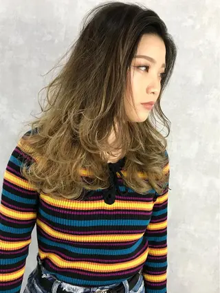 セミロング カラー TOMOYAレイヤー ブリーチ縮毛矯正のヘアスタイル