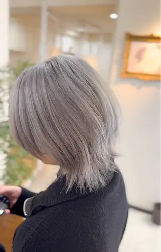 ミディアム 飯星慧斗 /ブリーチ、縮毛矯正のヘアスタイル