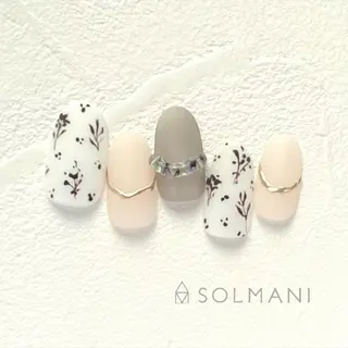 ネイル SOLMANI 予約担当のネイルデザイン