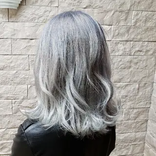 ミディアム カラー 艶髪✨ハイトーン ✨ホワイト✨北宗一郎のヘアスタイル
