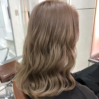 セミロング 岩戸優奈 束感まつげ ピンク/ベージュのヘアスタイル