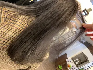 ロング シールエクステ/ ハイトーンカラーのヘアスタイル