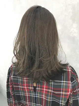 セミロング TOMOYAレイヤー ブリーチ縮毛矯正のヘアスタイル