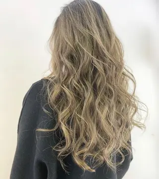 ロング アダチ コウスケのヘアスタイル