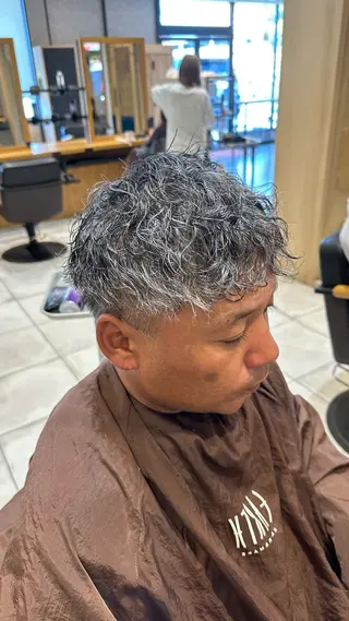 ショート パーマ メンズ メンズ特化　パーマ メッシュハイライトのヘアスタイル