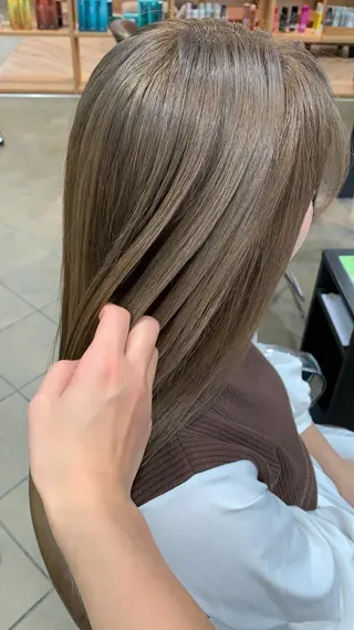 セミロング Ripps長居所属・メテオ ／ヘアカラー 西川菜実のヘアスタイル