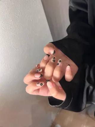 ミディアム ネイル 𝐞𝐚𝐜𝐡 nanami🩰のネイルデザイン
