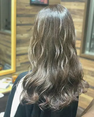 セミロング ＦＵＮＩＣ ファニックのヘアスタイル