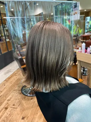 カラー 飯田 愛結のヘアスタイル