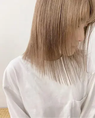 ミディアム ボブ/ハイトーン REINAのヘアスタイル