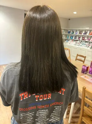 セミロング LEEK ［リーク］ 石原愛里のヘアスタイル