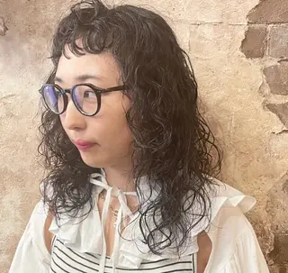 ミディアム パーマ ブリーチ、パーマ 西部笑のヘアスタイル