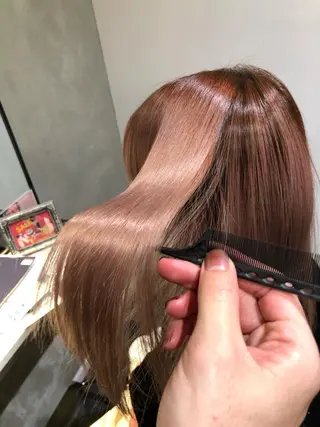 セミロング 梅田ハイトーン チダ ヒナノのヘアスタイル