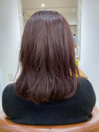 ミディアム カラー 佐治 梨乃のヘアスタイル