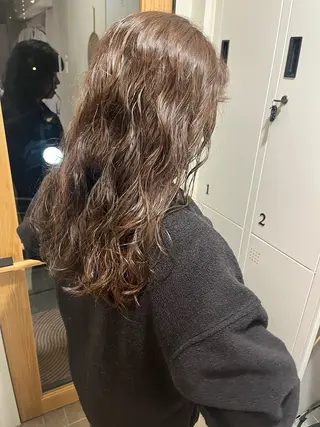 ロング パーマ pu+on. nailworks所属・fuyumi / ニュアンスネイルのネイルデザイン