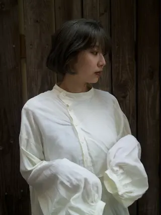 ミディアム mina / 透明感ベージュカラーのヘアスタイル