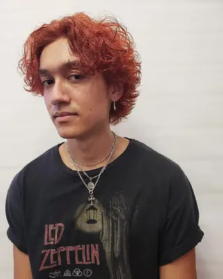 ミディアム Backbocker所属・ハイトーン/ブリーチ /デザインカラーのヘアスタイル