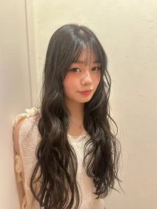 ロング aoi / 透明感カラーのヘアスタイル