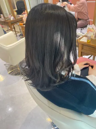 ミディアム カラー 梛木 唯のヘアスタイル