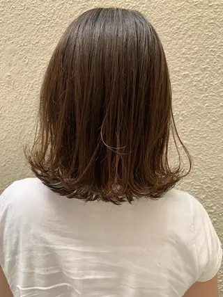 ミディアム ブリーチなしカラー/ 顔周りレイヤーカットのヘアスタイル