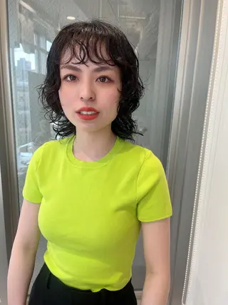 ミディアム パーマ ウルフカット／吉村 桃子のヘアスタイル