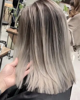 ミディアム 🫧ハイライトカラー 🫧 𝓜𝓘𝓤のヘアスタイル