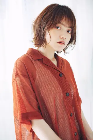 ミディアム 髪質改善／白髪ぼかし 継続する美髪のヘアスタイル