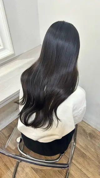 ロング シオン/艶髪/ グレージュカラーのヘアスタイル