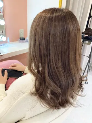 セミロング カラー 山﨑 まなかのヘアスタイル