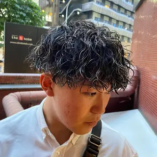 三ノ宮フェザーパーマ 蕃本 啓利のヘアスタイル