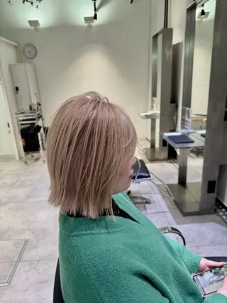 ショート カラー ケアブリーチ レイヤーカットのヘアスタイル
