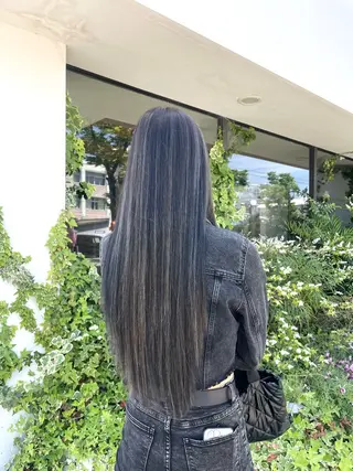 ロング ROZA germe所属・SHIO / ハイトーンカラーのヘアスタイル