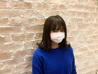 ミディアム 伊藤 康乃のヘアスタイル