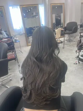 ロング カラー REAL【レアル】所属・グレージュ/透け感 カラー/透明感カラーのヘアスタイル